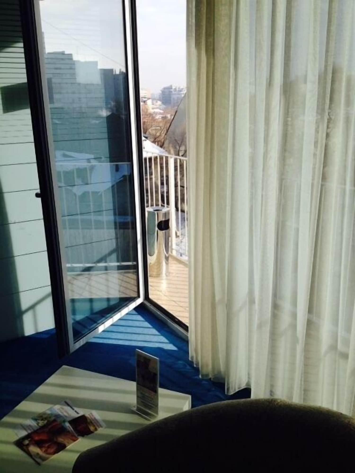 فندق مارشال غاردن بوخارست المظهر الخارجي الصورة A balcony on a cruise ship