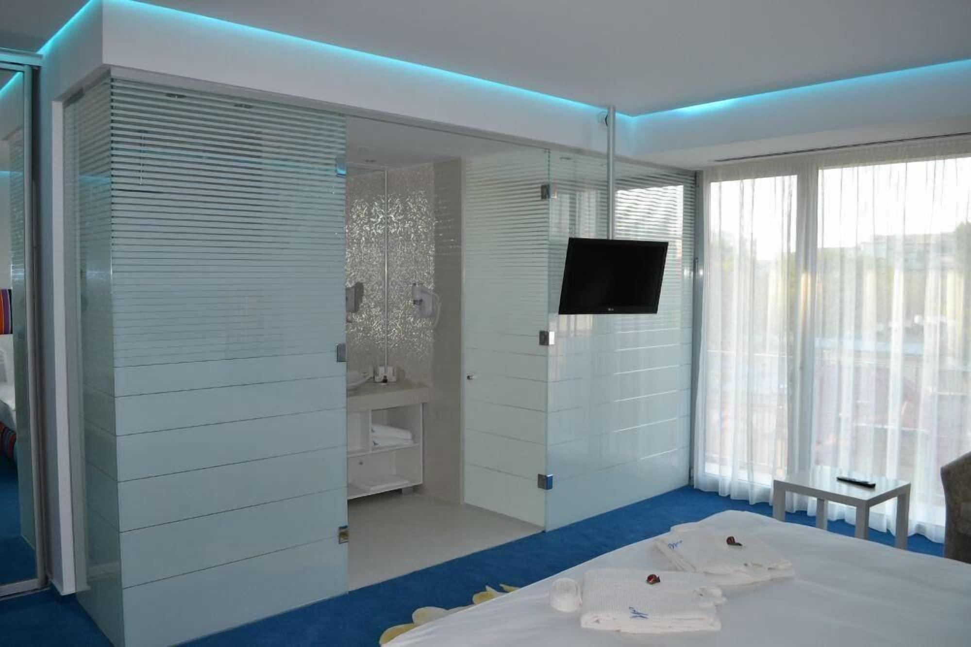 فندق مارشال غاردن بوخارست المظهر الخارجي الصورة A glass shower enclosure