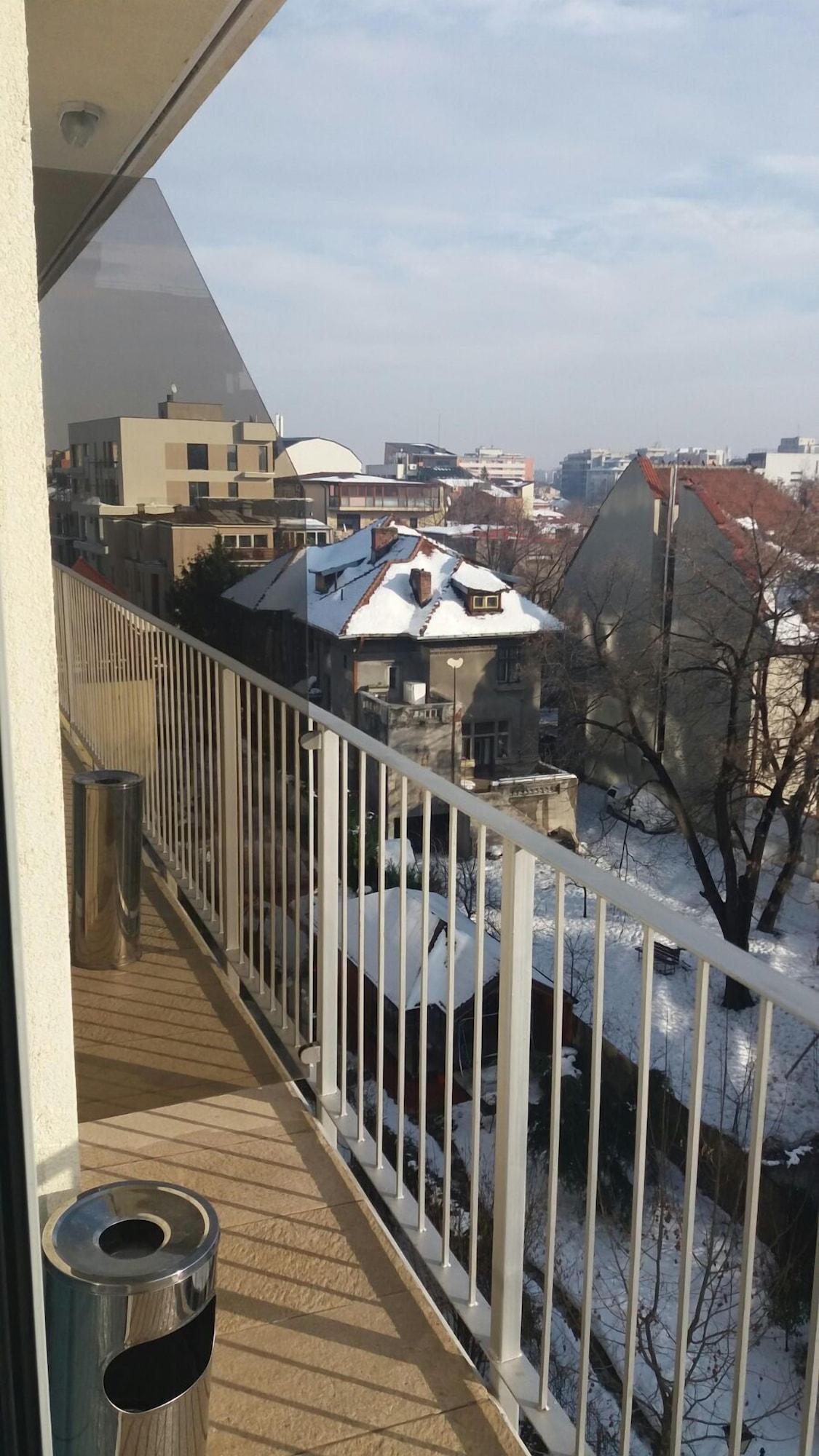 فندق مارشال غاردن بوخارست المظهر الخارجي الصورة A balcony in Vienna