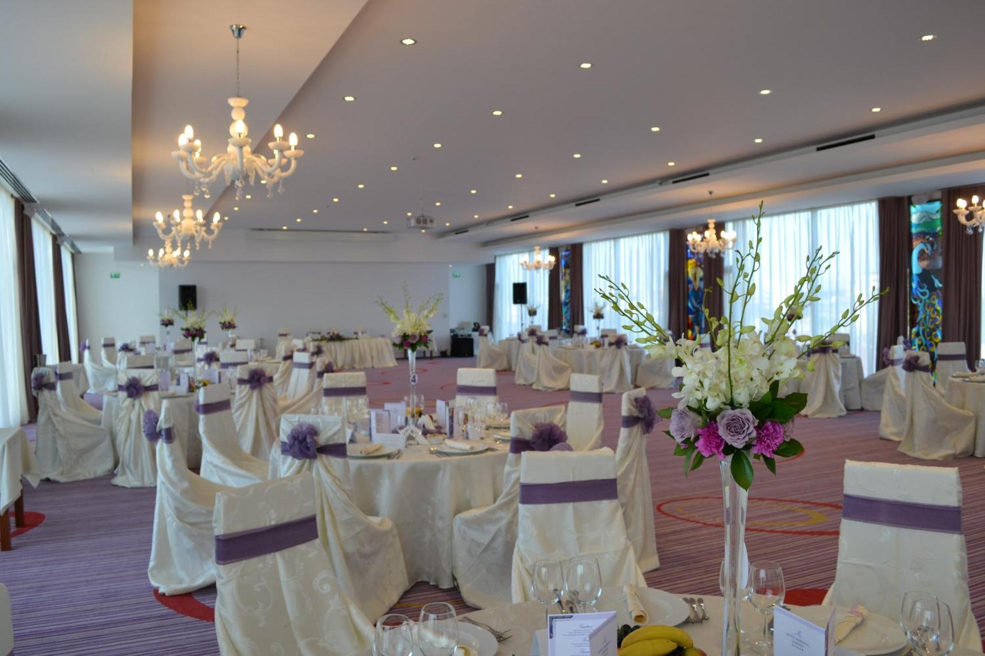 فندق مارشال غاردن بوخارست المطعم الصورة A wedding reception at the InterContinental Budapest