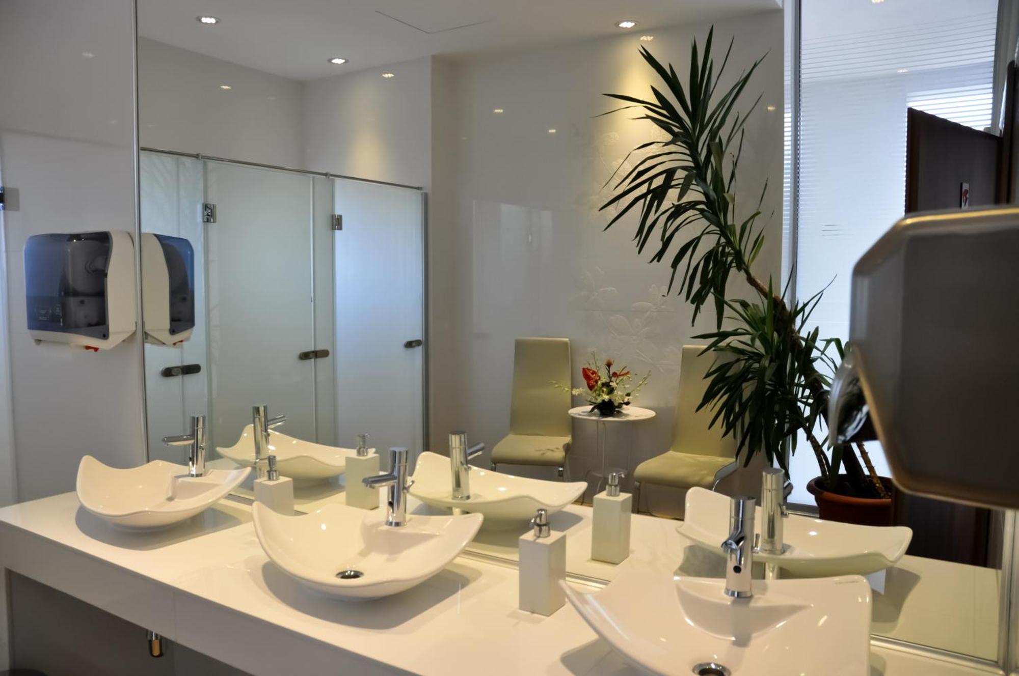 فندق مارشال غاردن بوخارست المظهر الخارجي الصورة A modern bathroom