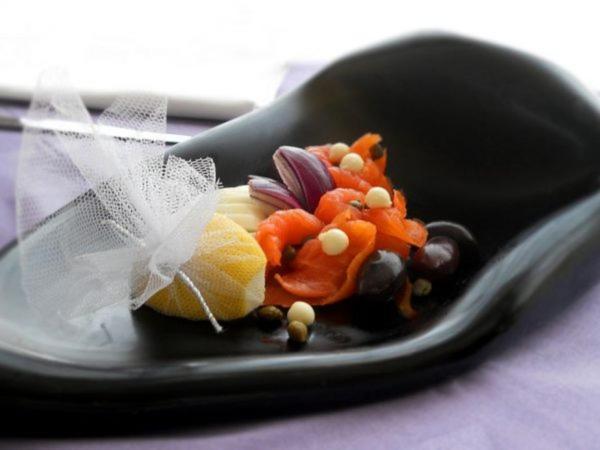 فندق مارشال غاردن بوخارست المظهر الخارجي الصورة A salad of olives, red peppers, and lemon