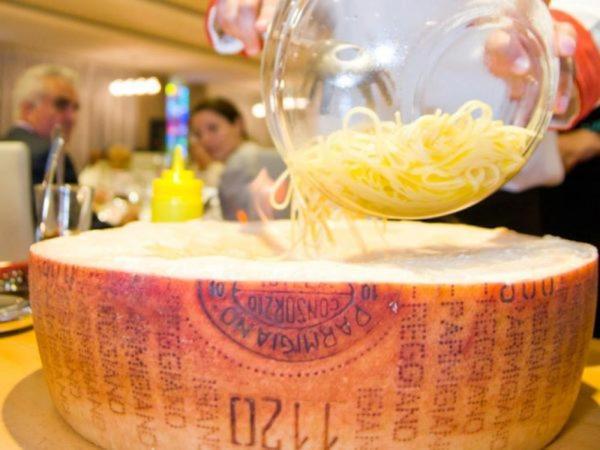 فندق مارشال غاردن بوخارست المظهر الخارجي الصورة Parmigiano-Reggiano being grated