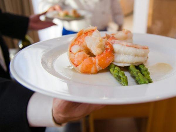 فندق مارشال غاردن بوخارست المظهر الخارجي الصورة A waiter serving a plate of food