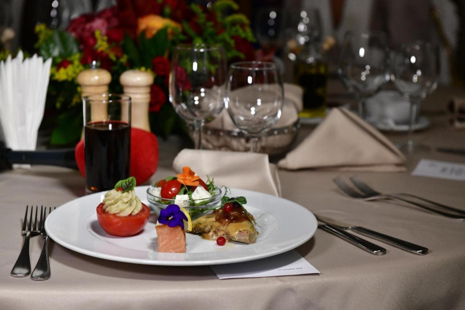 فندق مارشال غاردن بوخارست المظهر الخارجي الصورة A meal at the restaurant